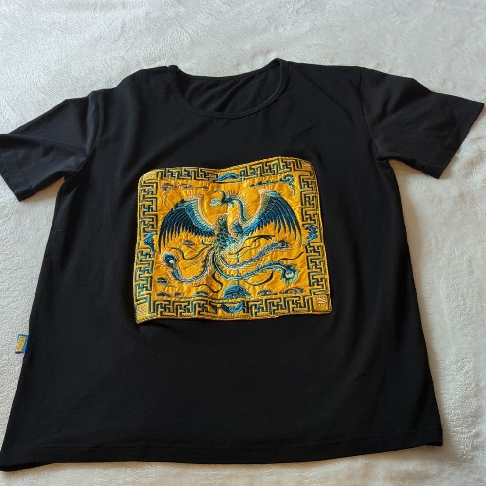 Black tee with embroidered patch - Picture 3 of 7